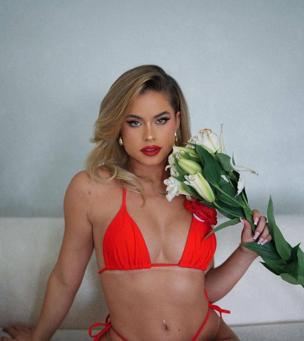 Светка привлекальеная девушка из Новомосковска цена от 4000 руб