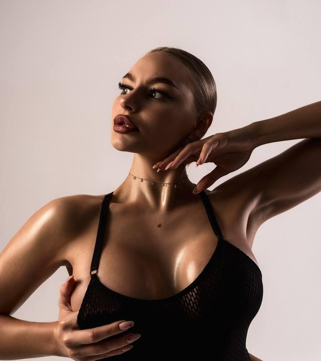 Лейла привлекальеная девушка из Новомосковска цена от 9000 руб