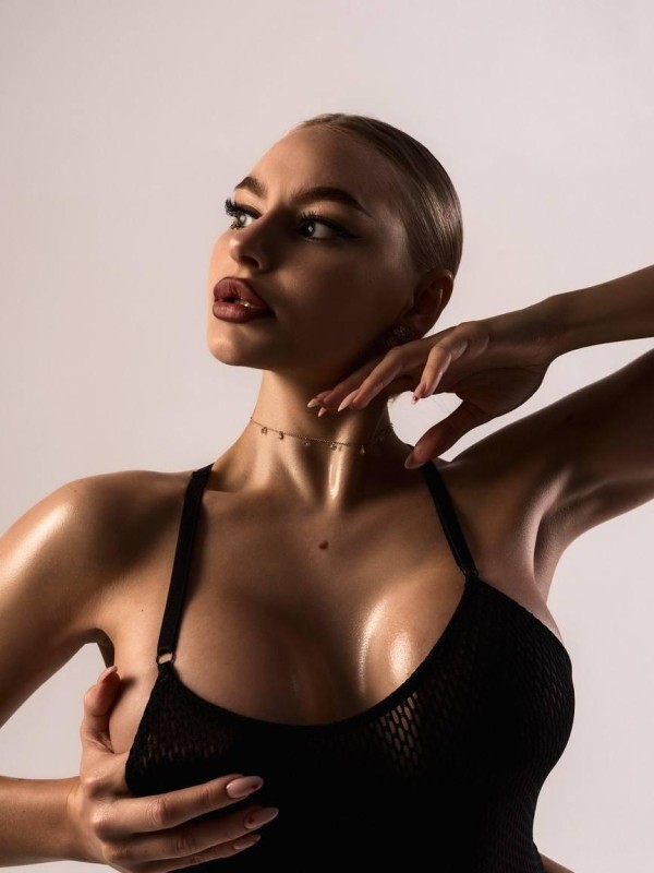 Лейла привлекательная девушка из Новомосковска цена от 9000 руб